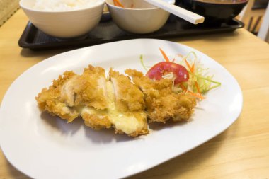 Peynir ile kızarmış tavuk göğsü dolması