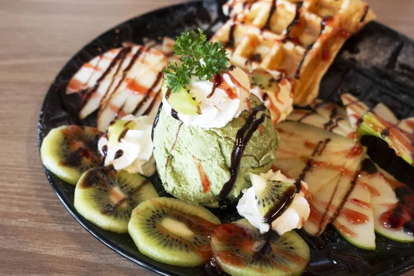 Sorvete Chá Verde Com Waffles Frutas — Fotografia de Stock