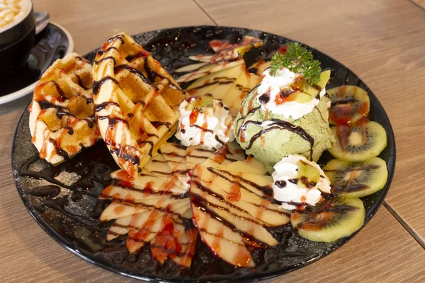 Sorvete Chá Verde Com Waffles Frutas — Fotografia de Stock