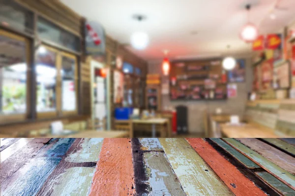 Alter Mehrfarbiger Holztisch Vor Abstraktem Verschwommenem Bokeh Hintergrund Eines Restaurants — Stockfoto