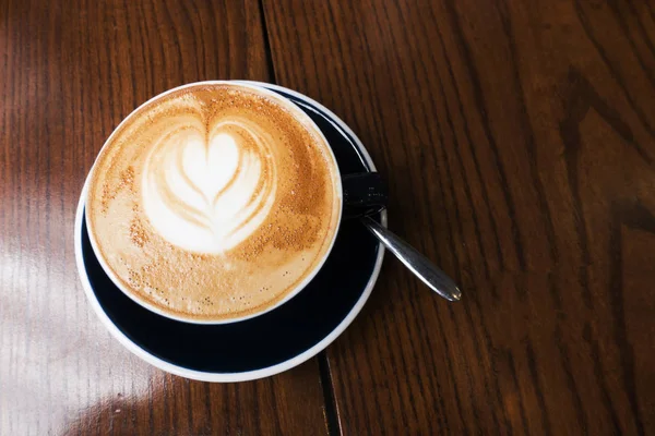 Latte Kaffe Tabellen Mörk Trä — Stockfoto