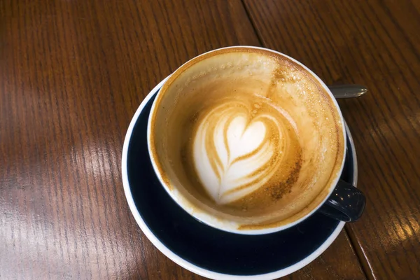 Latte Kopi Meja Kayu Gelap — Stok Foto