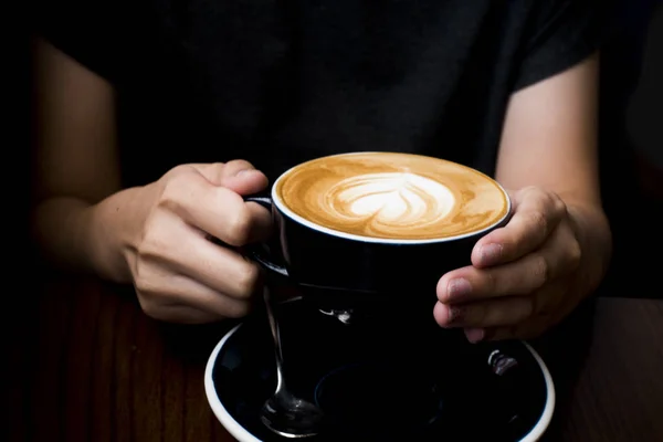 Café Con Leche Mano Fondo Oscuro —  Fotos de Stock