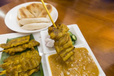 Domuz eti satay ahşap tablo