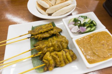 Domuz eti satay ahşap tablo