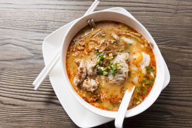 Ahşap masa üzerinde Vietnamca şehriye çorbası