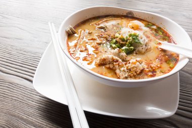 Ahşap masa üzerinde Vietnamca şehriye çorbası