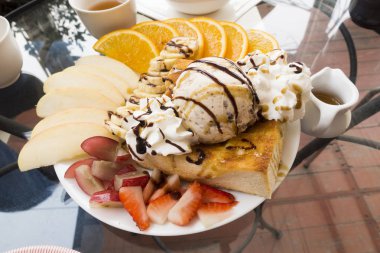 Tost meyveli dondurma