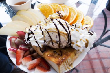 Tost meyveli dondurma