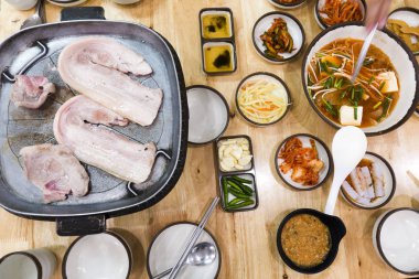 Korece tarzı ızgara garnitür ile