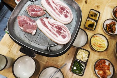 Korece tarzı ızgara garnitür ile