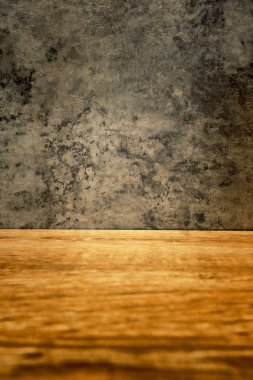 Alçı duvarlar ve ahşap zeminler