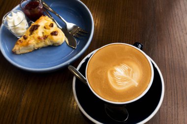 Berry çörek ile sıcak kahve