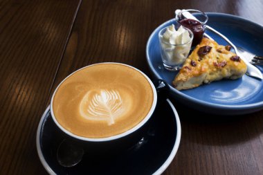 Berry çörek ile sıcak kahve