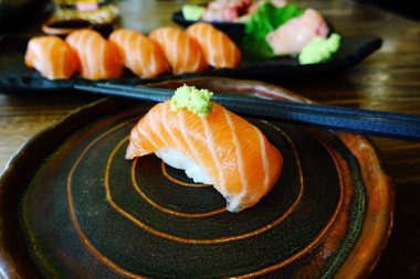 Ahşap masa suşi somon