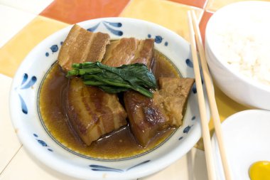 Japon kızarmış domuz eti pilav ile