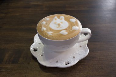 Ahşap bir masa üzerinde sevimli kahve.