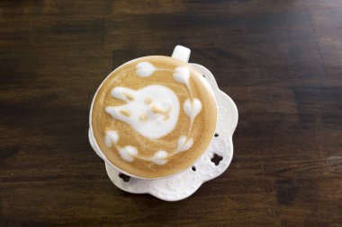 Ahşap bir masa üzerinde sevimli kahve.