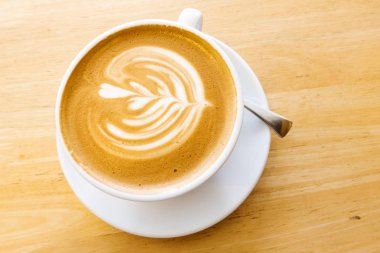 Ahşap bir masa üzerinde sıcak kahve Latte.
