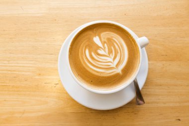 Ahşap bir masa üzerinde sıcak kahve Latte.