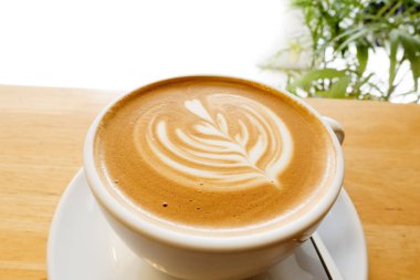 Ahşap bir masa üzerinde sıcak kahve Latte.