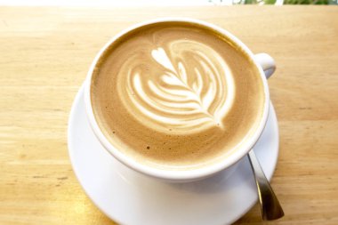 Ahşap bir masa üzerinde sıcak kahve Latte.
