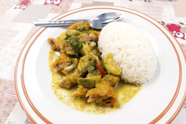 Kızarmış tavuk ve pilav ile yeşil köri