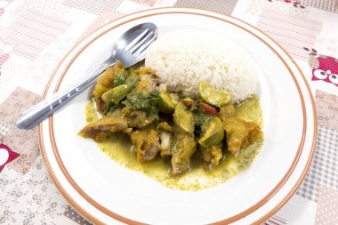 Kızarmış tavuk ve pilav ile yeşil köri