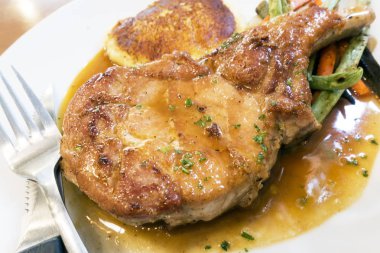 elma soslu domuz eti biftek