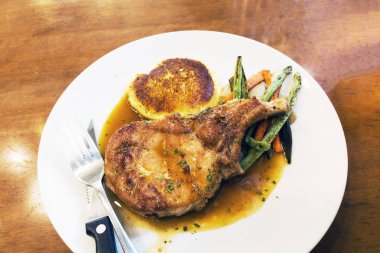 elma soslu domuz eti biftek