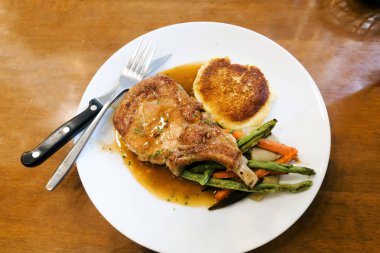 elma soslu domuz eti biftek