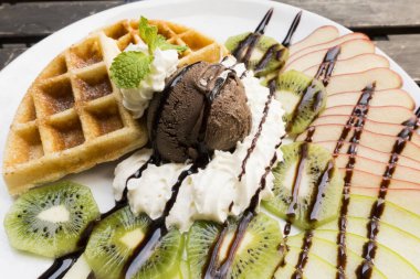 Meyveli dondurma waffle