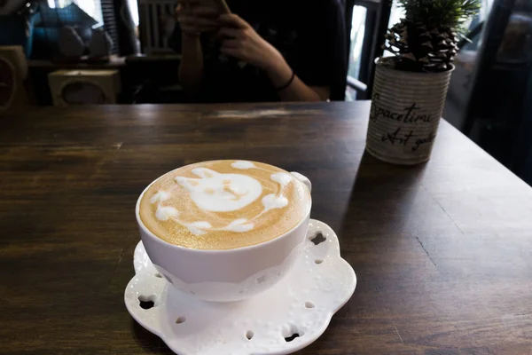 Niedlicher Kaffee Auf Einem Holztisch — Stockfoto