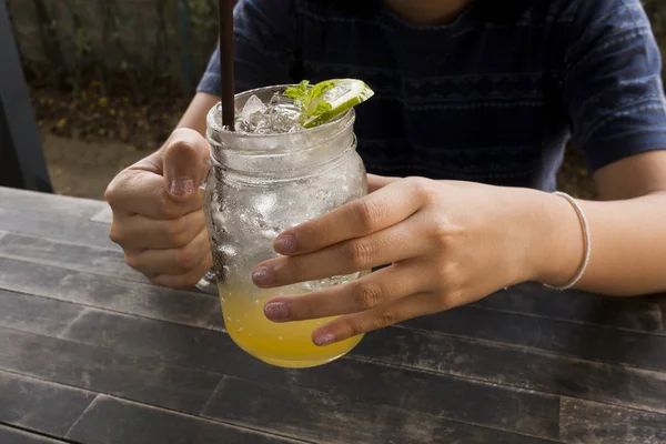 Soda Pesca Fredda Sul Tavolo Legno — Foto Stock