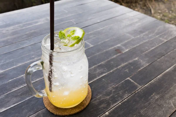 Pfirsich Soda Kalt Auf Holztisch — Stockfoto