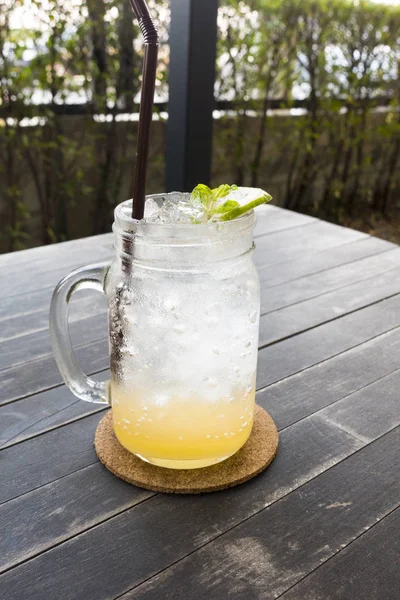 Pfirsich Soda Kalt Auf Holztisch — Stockfoto