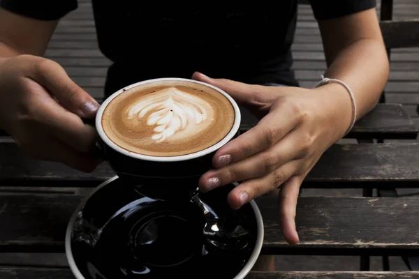 Latte Caldo Sulla Vecchia Tavola Legno — Foto Stock