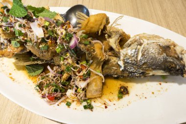 Kızarmış balık otlar Tayland ile