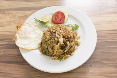 Kızarmış domuz eti pilav kızarmış yumurta ile.