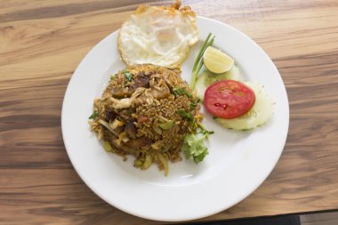 Kızarmış domuz eti pilav kızarmış yumurta ile.