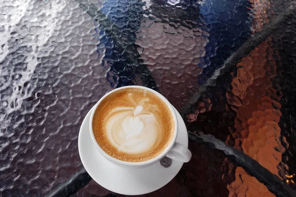Kaffee Auf Glasfarbtisch — Stockfoto