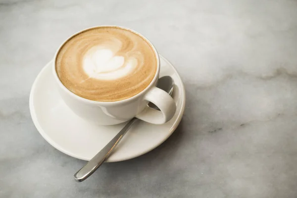 Latte Caliente Sobre Una Mesa Mármol —  Fotos de Stock