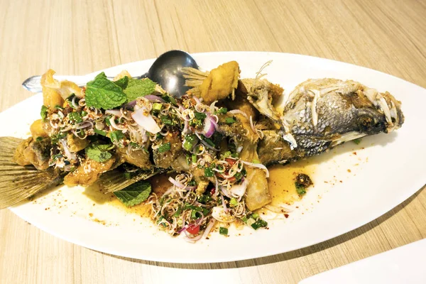 Peixe Frito Com Ervas Tailândia — Fotografia de Stock