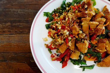 Derin kızarmış domuz baharatlı sarımsak ile                               