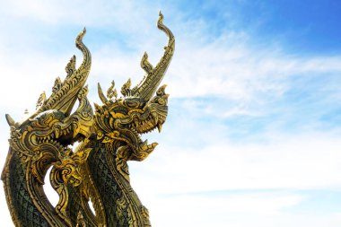 Gökyüzü ile Tay tapınak Tayland ejderha heykeli