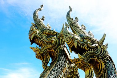  Gökyüzü ile Tay tapınak Tayland ejderha heykeli                              