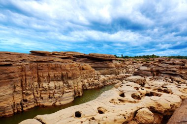 Doğal taş ve su havzaları. Kuzey Tayland doğusunda                               