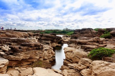 Doğal taş ve su havzaları. Kuzey Tayland doğusunda                               