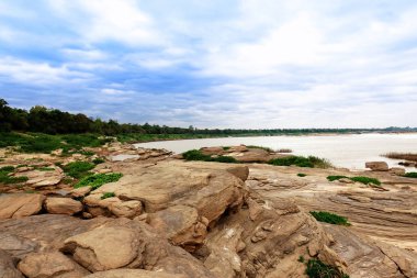 Doğal taş ve su havzaları. Kuzey Tayland doğusunda                               