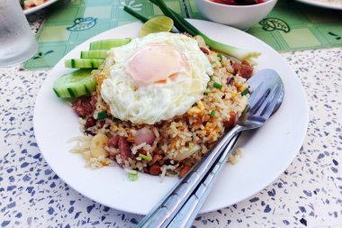 Domuz eti ve kızarmış yumurta Fried pilav                               